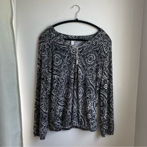 NWT Long Sleeve Black and White top with Metal accents size M(retails 110$)